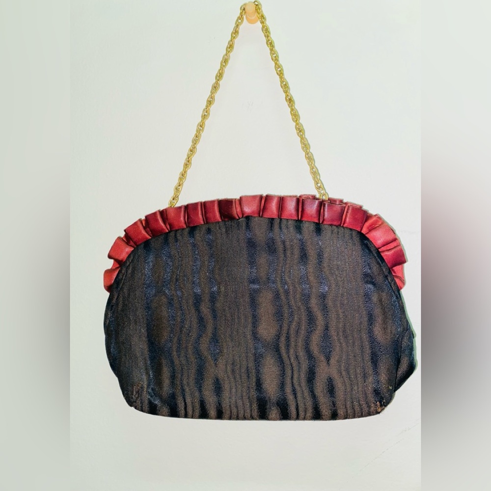 VINTAGE OR ANTIQUE BEAUTIFUL BROWN PURSE WITH RUFFLES. ALSO, HAS NEAT CLOSURE